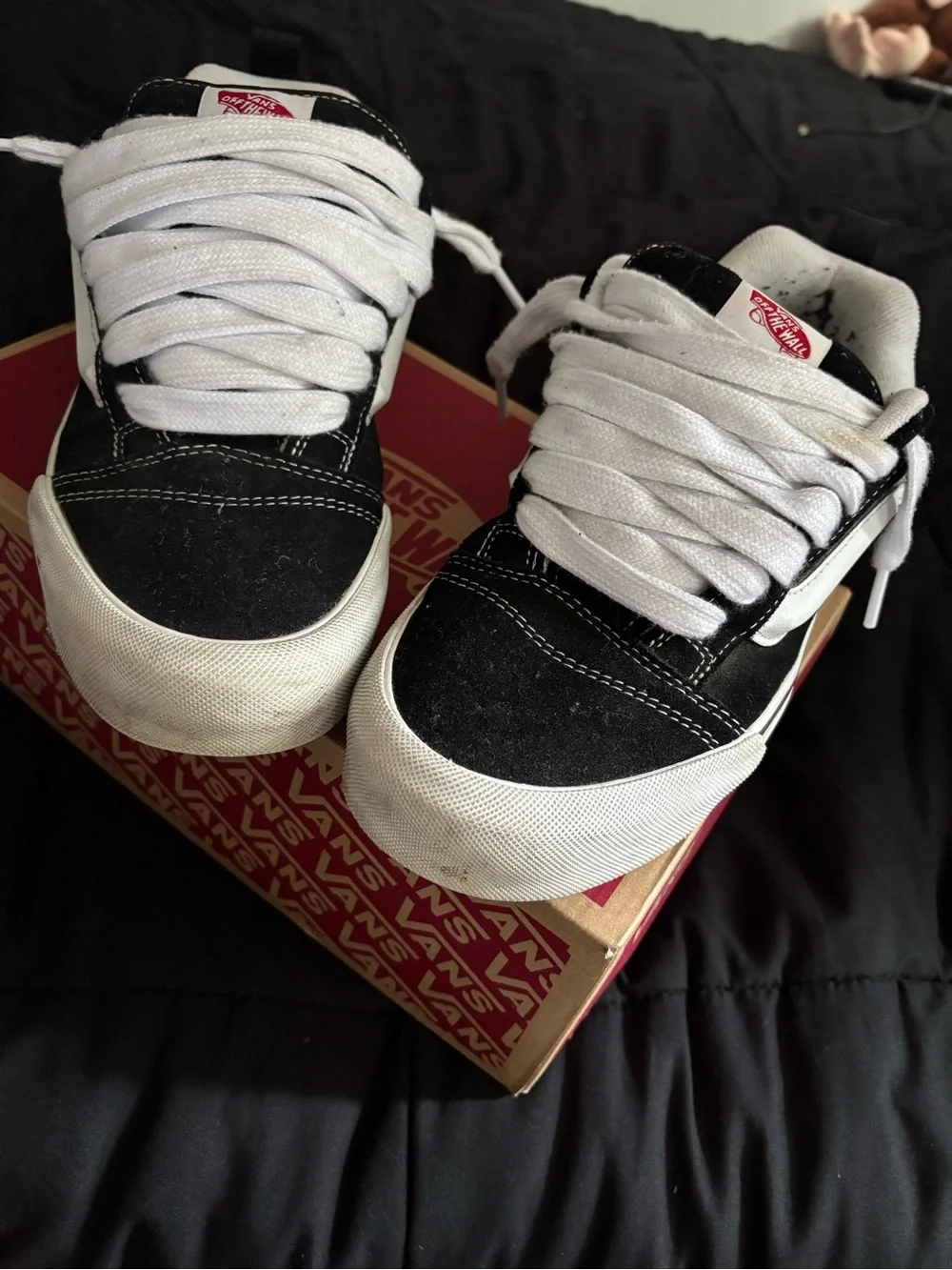 WILLING TO NEGOTIATE Vans mens Black & White Classic Skate shoes